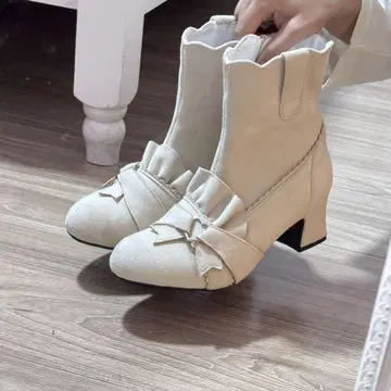 아이보리 프릴 리본 부티