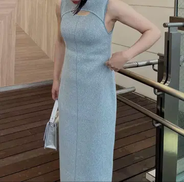 러그나문 컷 아웃 원피스 블루