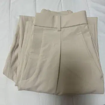 유니클로 턱 와이드 팬츠 내추럴 S 사이즈