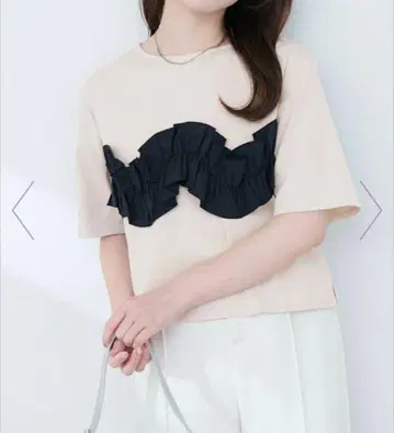 내추럴 꾸뛰르 베이지 블랙 프릴 반팔 티셔츠