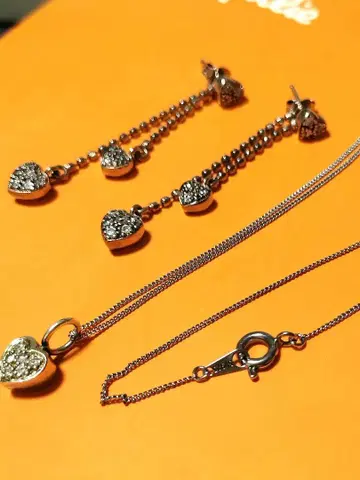 새상품급 폴리 폴리 귀걸이 목걸이 세트 하트의 반짝이는 지르코니아