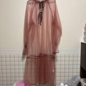 비침이 있는 핑크색 긴팔 원피스