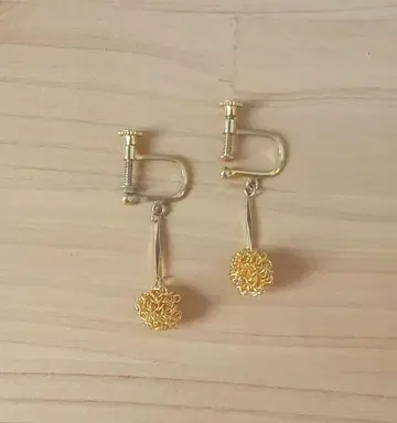 금 구슬 귀찌