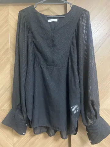 ROSE BUD 비침이 있는 블랙 긴팔 셔츠