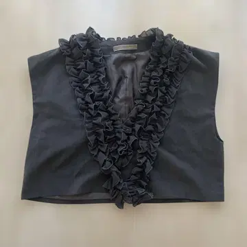안나케리 짧은 기장 깊은 V넥 프릴 베스트