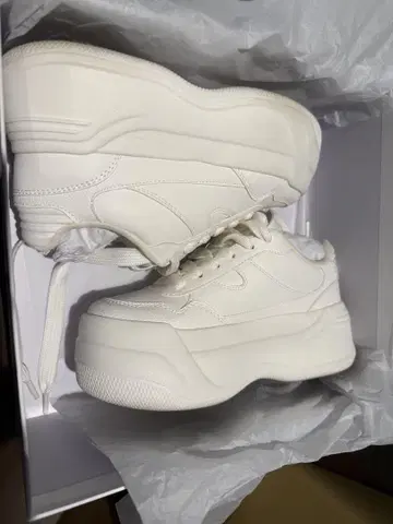 [ 새상품급 ] ZARA 화이트 통굽 스니커즈 여성용