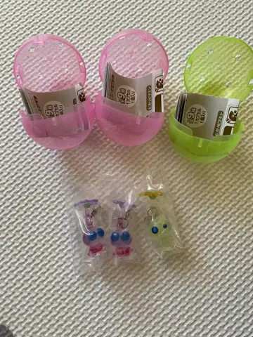 캡슐형 완구 피규어 포함