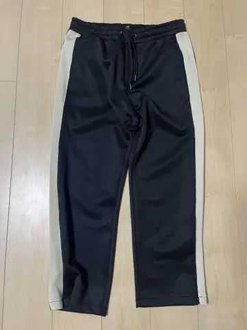 H&M 저리 하의 M