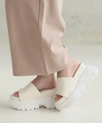 통굽 화이트 샌들 M 사이즈
