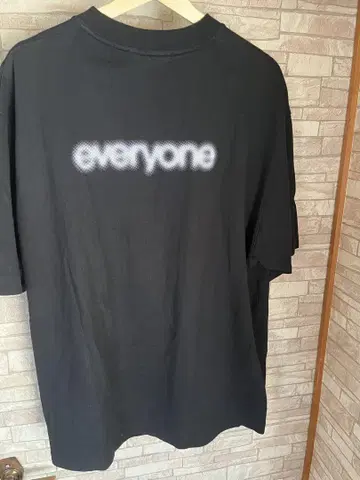 everyone 블러 처리된 로고 xl