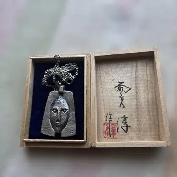 얼굴 조각 금속제 목걸이