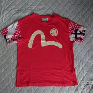 EVISU 빨간색 T셔츠 사이즈 40