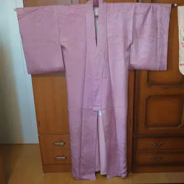 연한 핑크색 꽃무늬 코몬