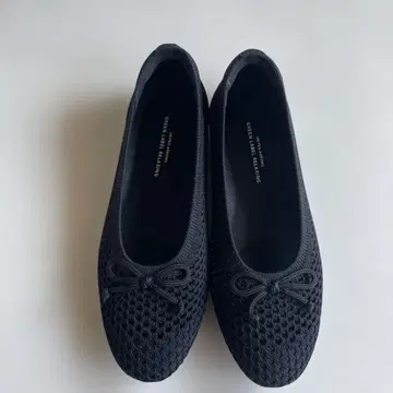 블랙 메쉬 편직 플랫슈즈 리본 포함