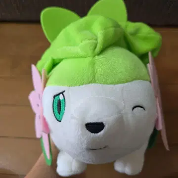 꽃이 달린 그린 컬러 동물 봉제 인형