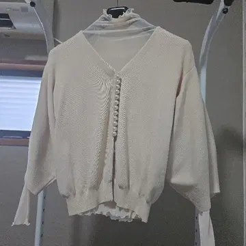 크림색 니트 가디건