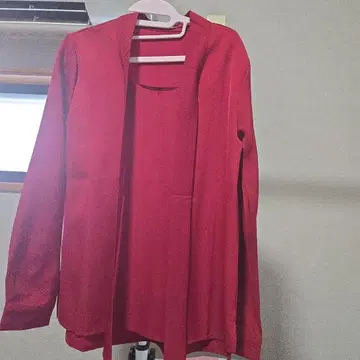 빨간색 긴팔 셔츠 노카라 리본 포함