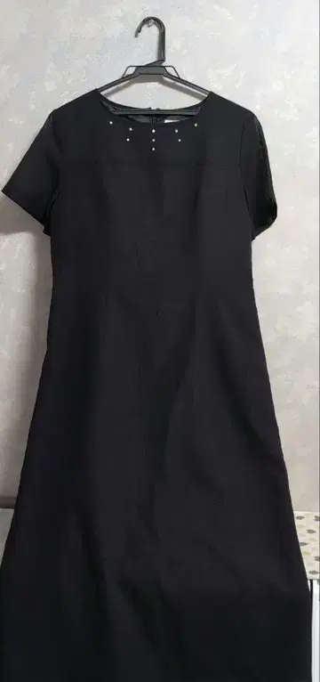 블랙 반팔 원피스 비즈 장식