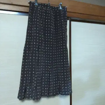 ROPE 브라운 계열 미니 꽃무늬 플리츠 스커트 무릎 기장