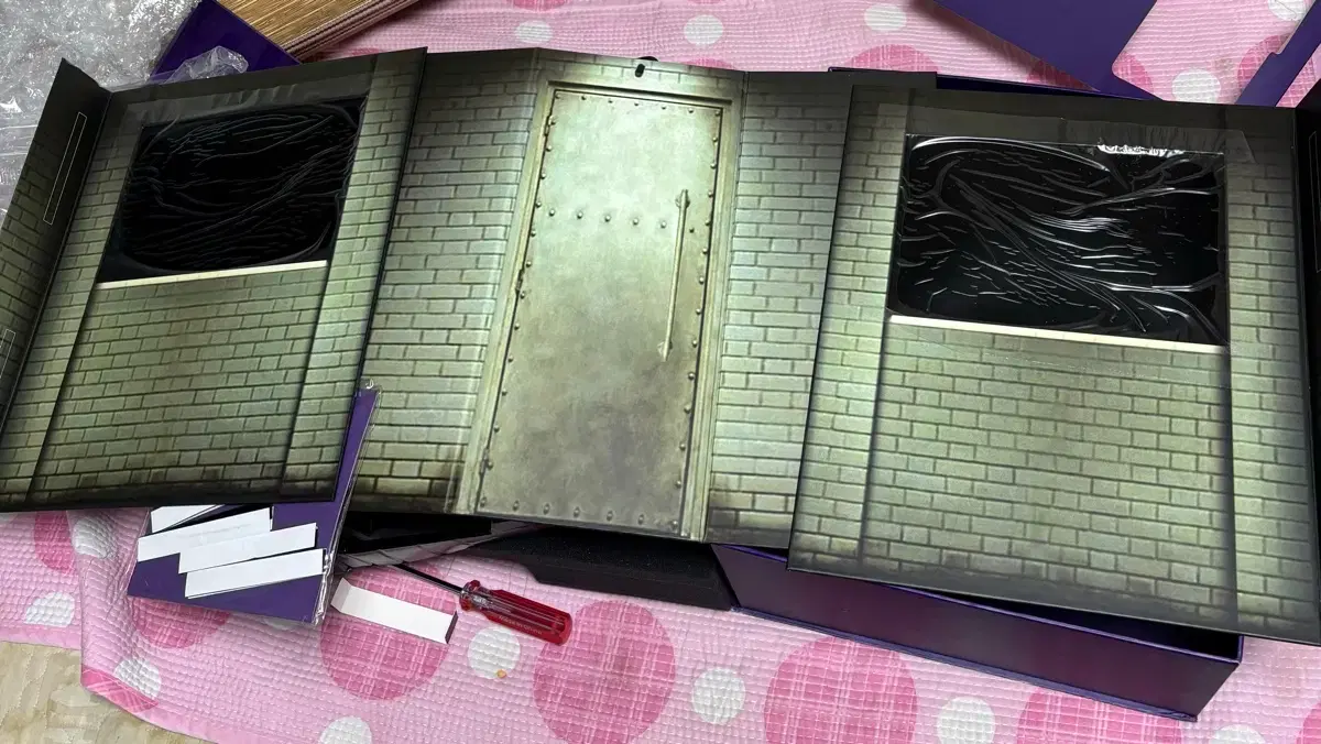 Hot Toys DX11 Joker Interrogation Room Background Paper for sale