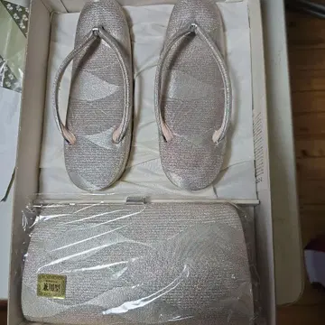 베이지 조리와 클러치백 세트