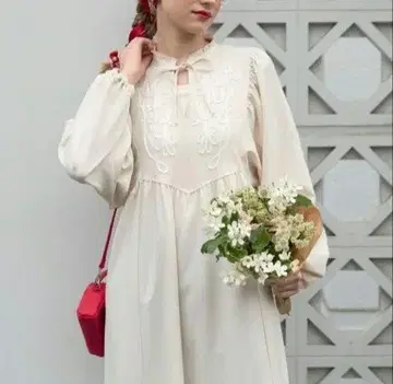BONLECILL 프릴 넥 볼륨 개더 카프탄 원피스
