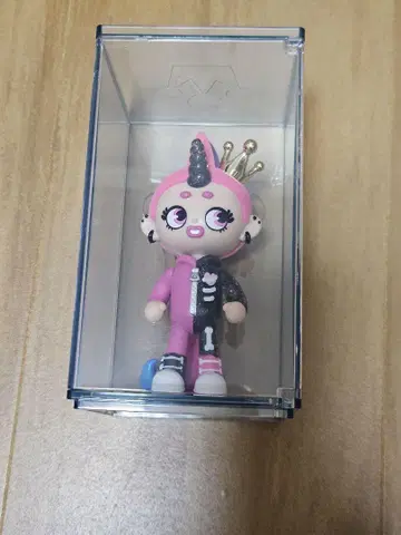 퀸니 피어리스 퀸즈 XOX KWEENIE