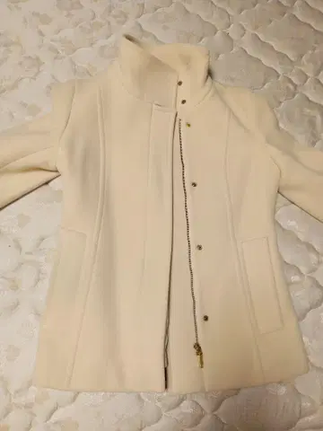 새상품급 아이보리 스탠드 카라 코트