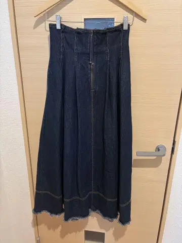 다크 데님 플레어 스커트