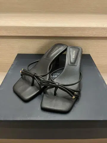 RANDA 내로우 리본 스트랩 뮬 샌들