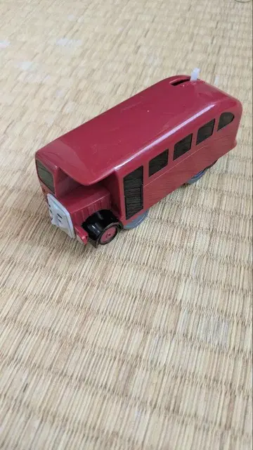 프라레일 빨간색 버스형 차량 (버티) 단종