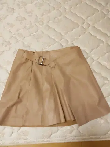 베이지 플리츠 가죽 스커트 벨트 포함