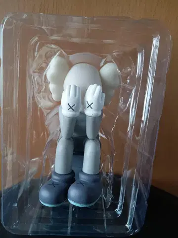 KAWS 그레이 큐브릭 베어브릭