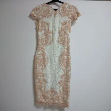 Tadashi Shoji 플라워 자수 드레스