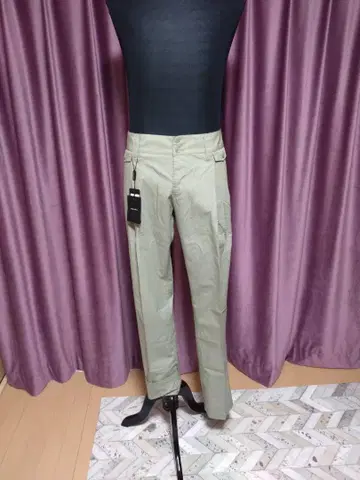 카키색 슬림핏 팬츠