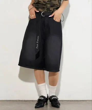 후즈후 갤러리 PF 벨트 포함 데님 하프 팬츠 블랙