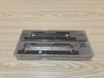 EF65 2000 부활 국철색과 EF81300 JR 화물 갱신차(은색)