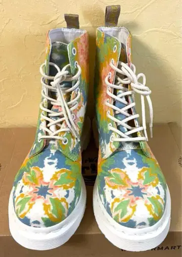 컨디션 최상 닥터마틴 타이다이 패턴 하이컷 8홀 UK5