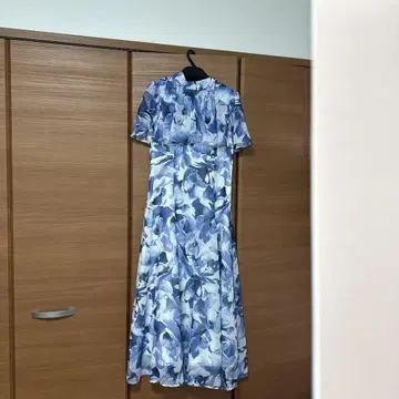 블루 계열 꽃무늬 롱 드레스 플레어 슬리브 결혼식