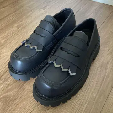 ZARA 메탈 프린지 로퍼