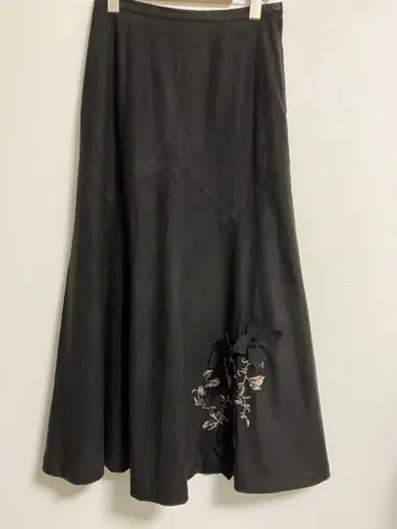 INGEBORG 블랙 플레어 스커트 자수 포함