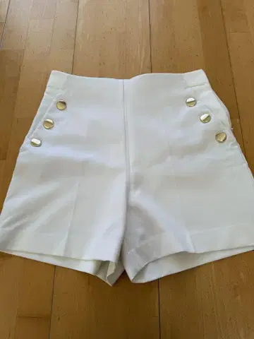 화이트 버튼 포함 숏팬츠