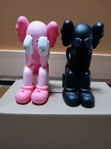 KAWS 아트 피규어 핑크 블랙 2개 세트 10cm
