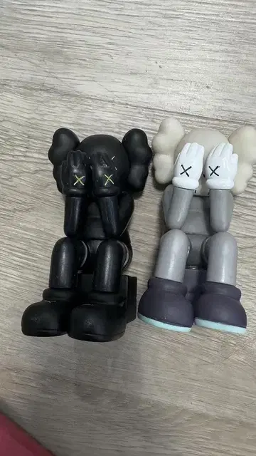 KAWS 눈을 가린 피규어 2개 세트 10cm