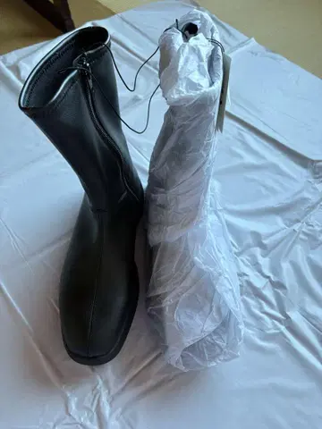 유니클로 지퍼 달린 블랙 부츠