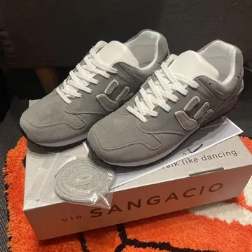 그레이 스웨이드 스니커즈 via SANGACIO