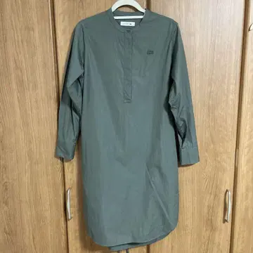 LACOSTE 라코스테 셔츠 원피스 로고 자수 밴드 카라 카키 36