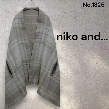 niko and - 체크 무늬 대형 손 통과 스톨 판초 베이지 계열