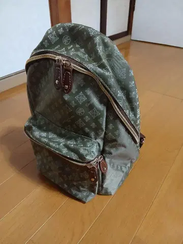 올리브 그린 나일론 백팩