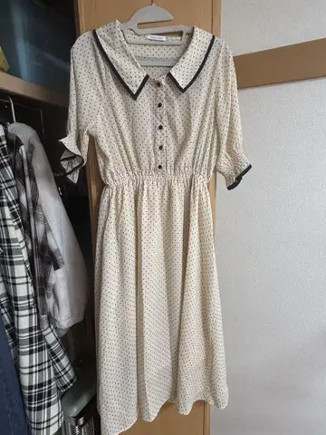 아이보리 도트 무늬 반팔 원피스